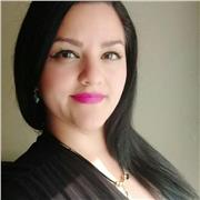 Profesora imparte clases de todas las areas a niños y niñas de primaria